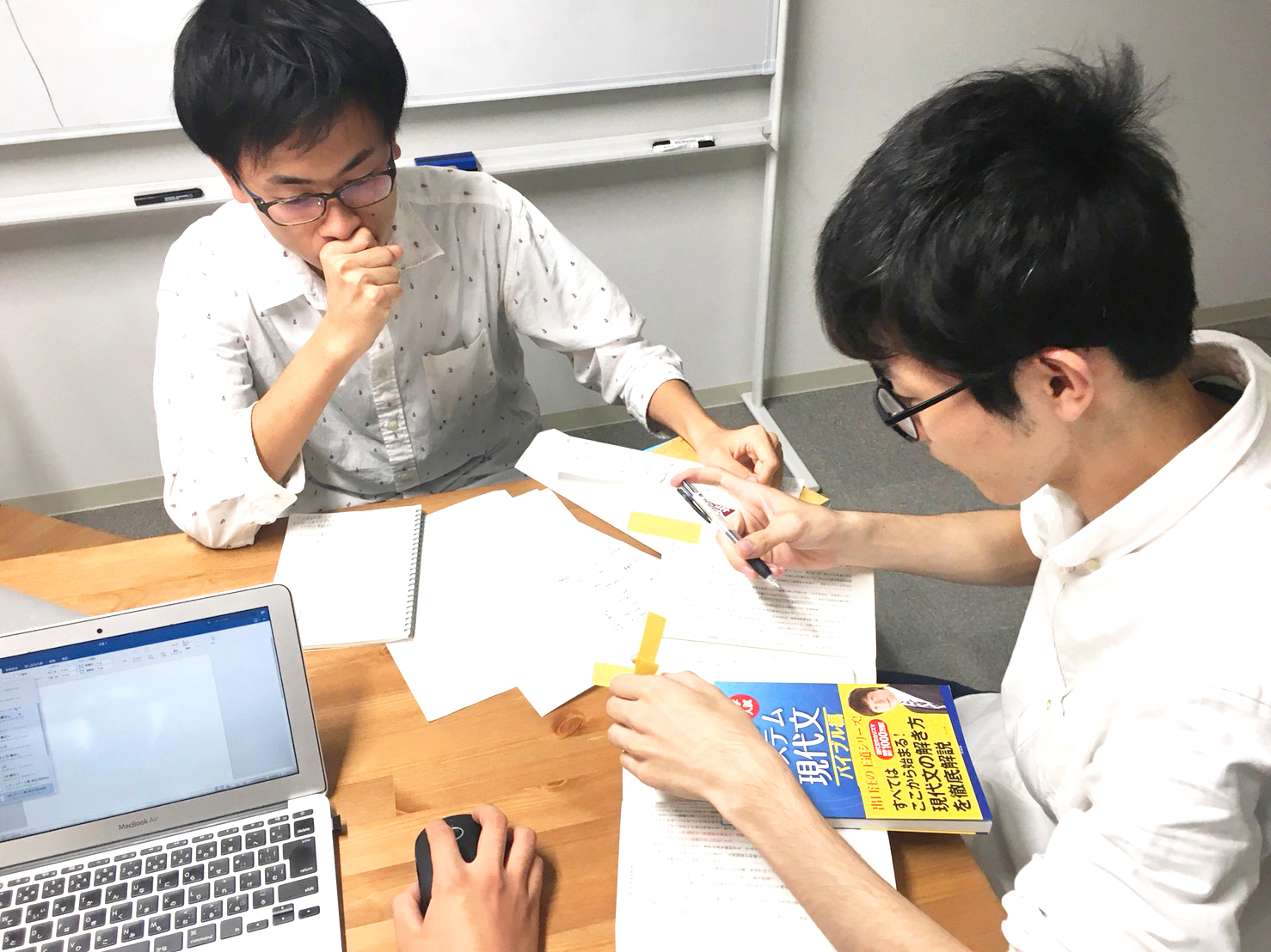 毎週1回の講師ミーティングでは、各生徒の状況を共有し、アドバイスしあえる体制になっています。